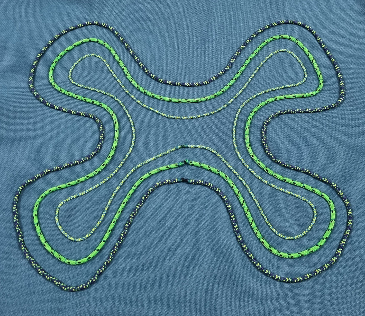 Sweatshirt com capuz azul turquesa desbotado