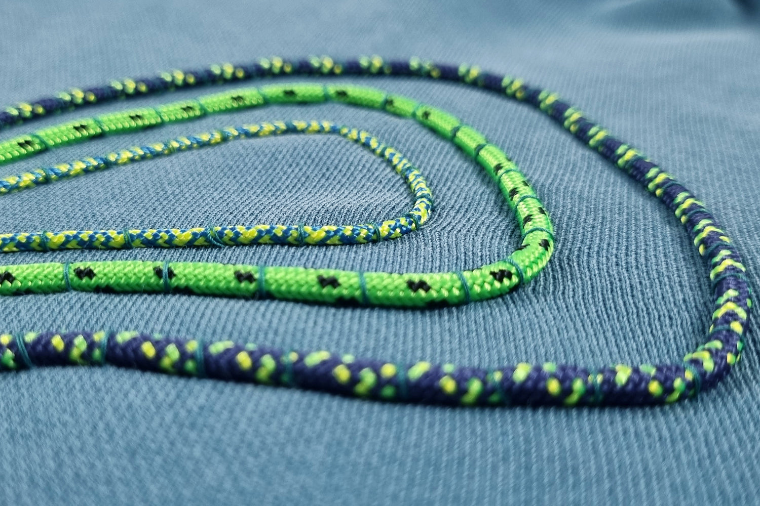 Sweatshirt com capuz azul turquesa desbotado