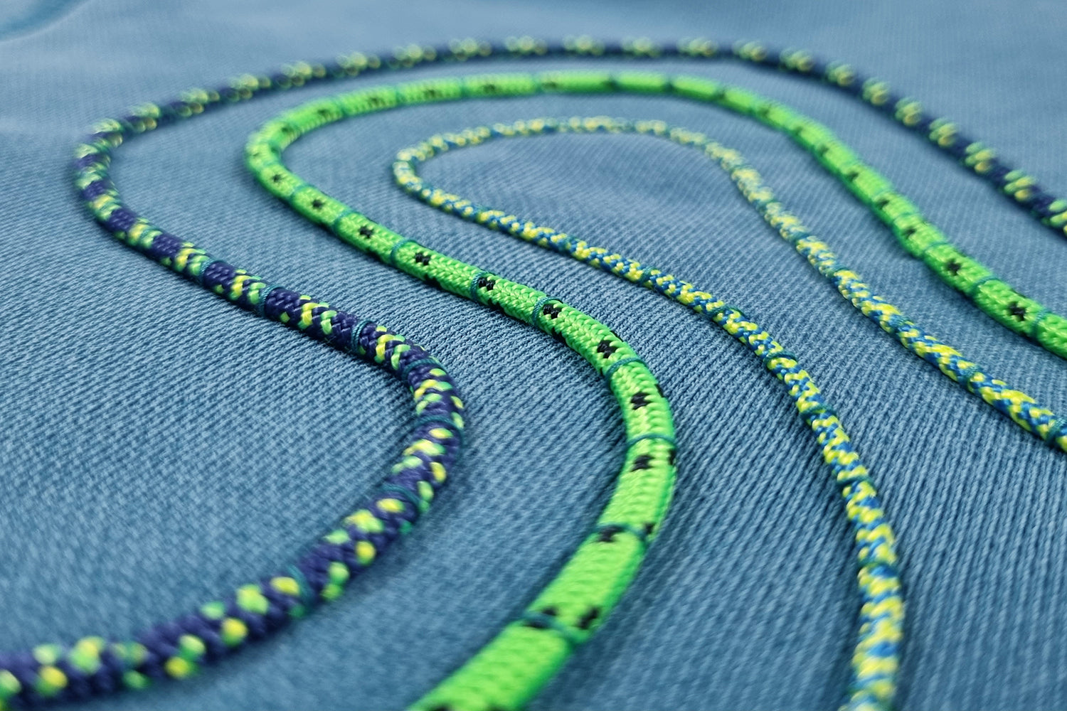 Sweatshirt com capuz azul turquesa desbotado