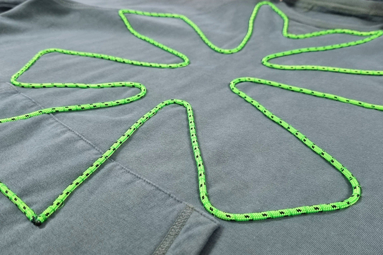 Sweatshirt com capuz verde seco