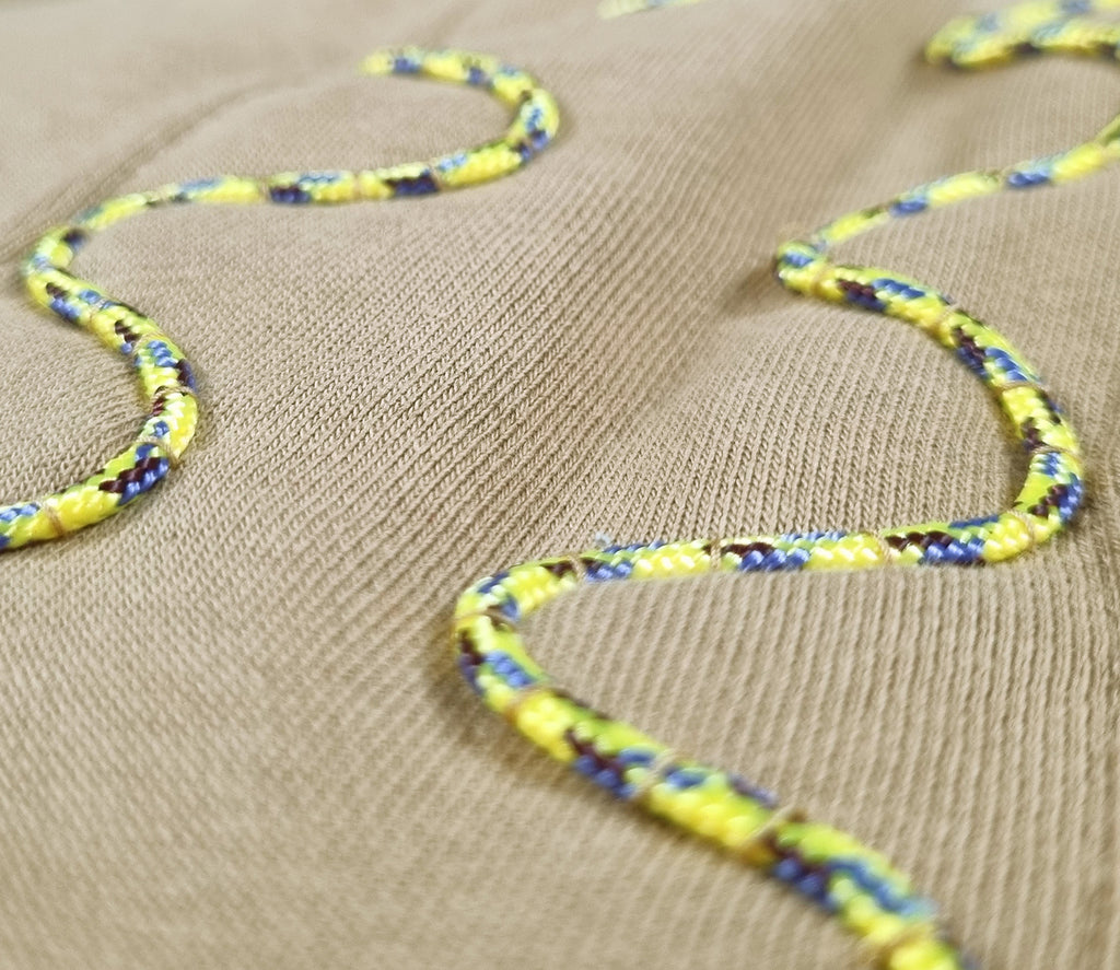 Sweatshirt com capuz bege amarelado