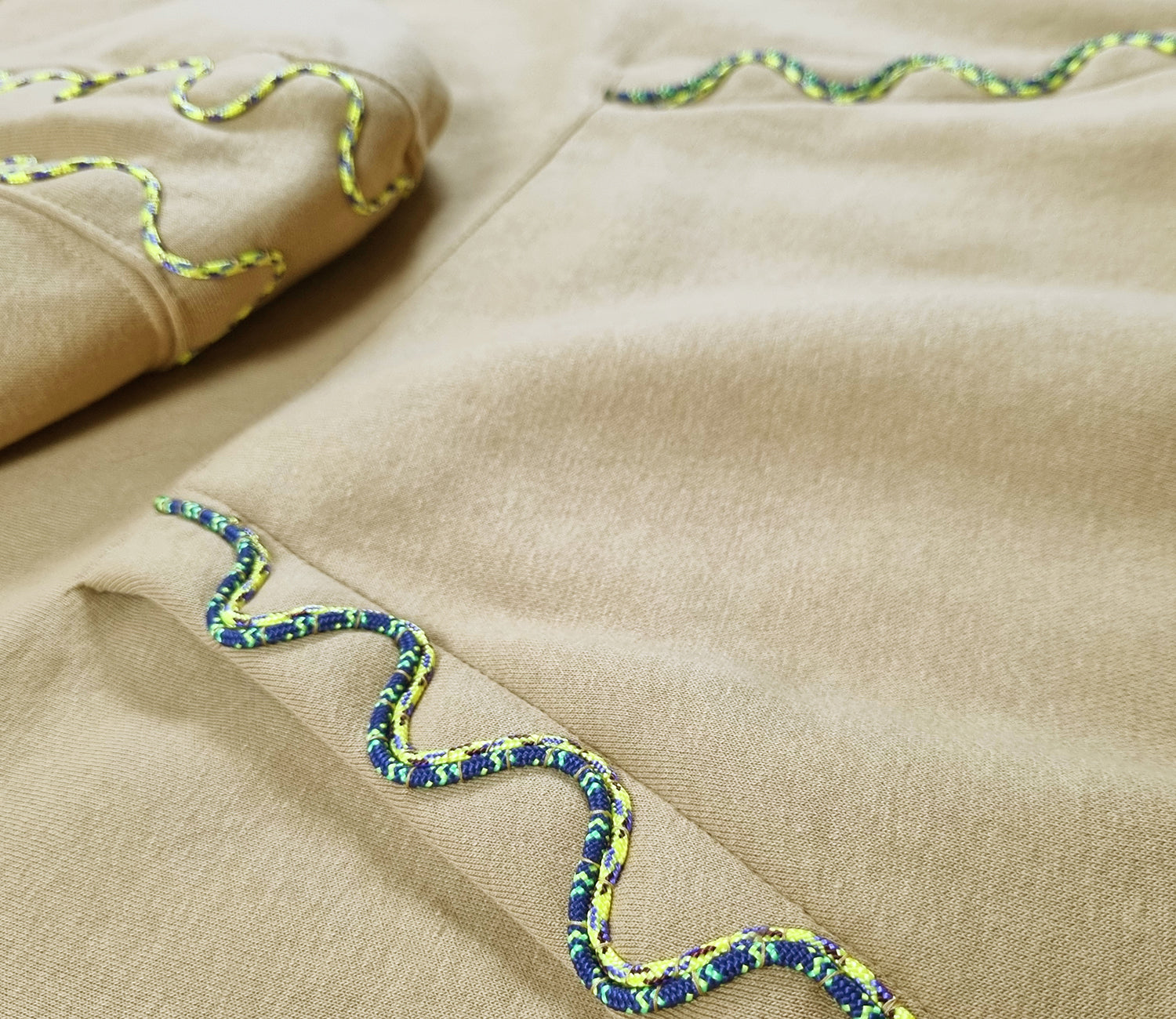 Sweatshirt com capuz bege amarelado