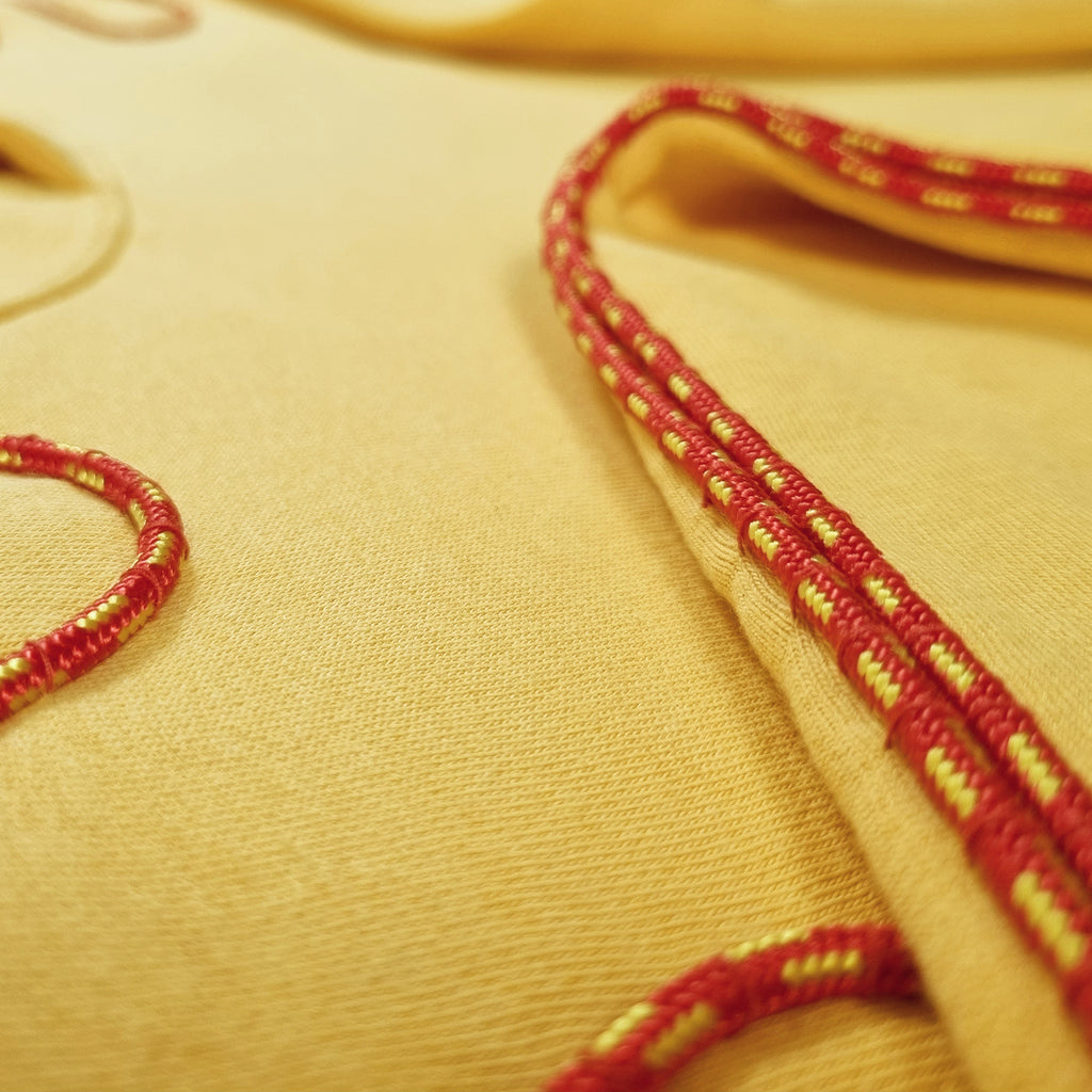 Sweatshirt com capuz amarelo torrado