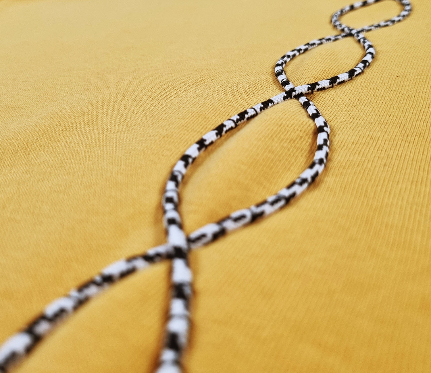 Sweatshirt com capuz amarelo torrado