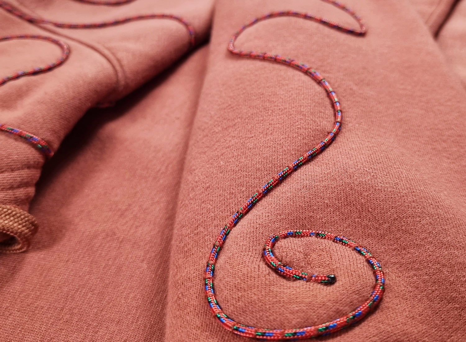 Sweatshirt com capuz tijolo