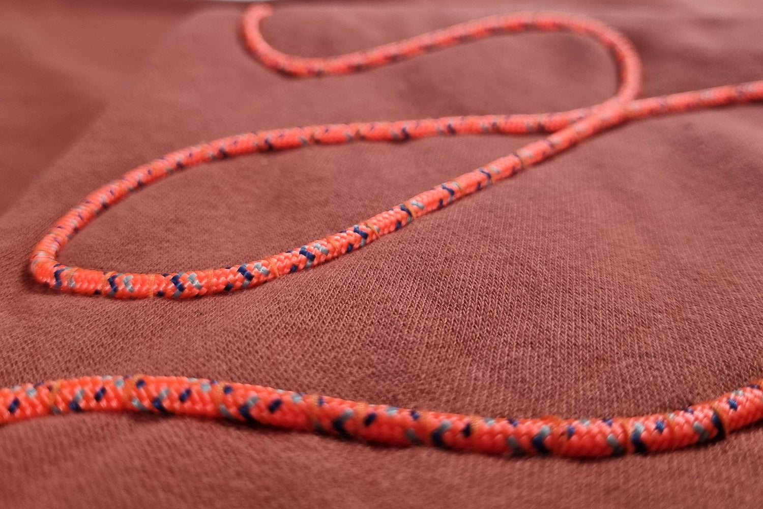 Sweatshirt com capuz tijolo