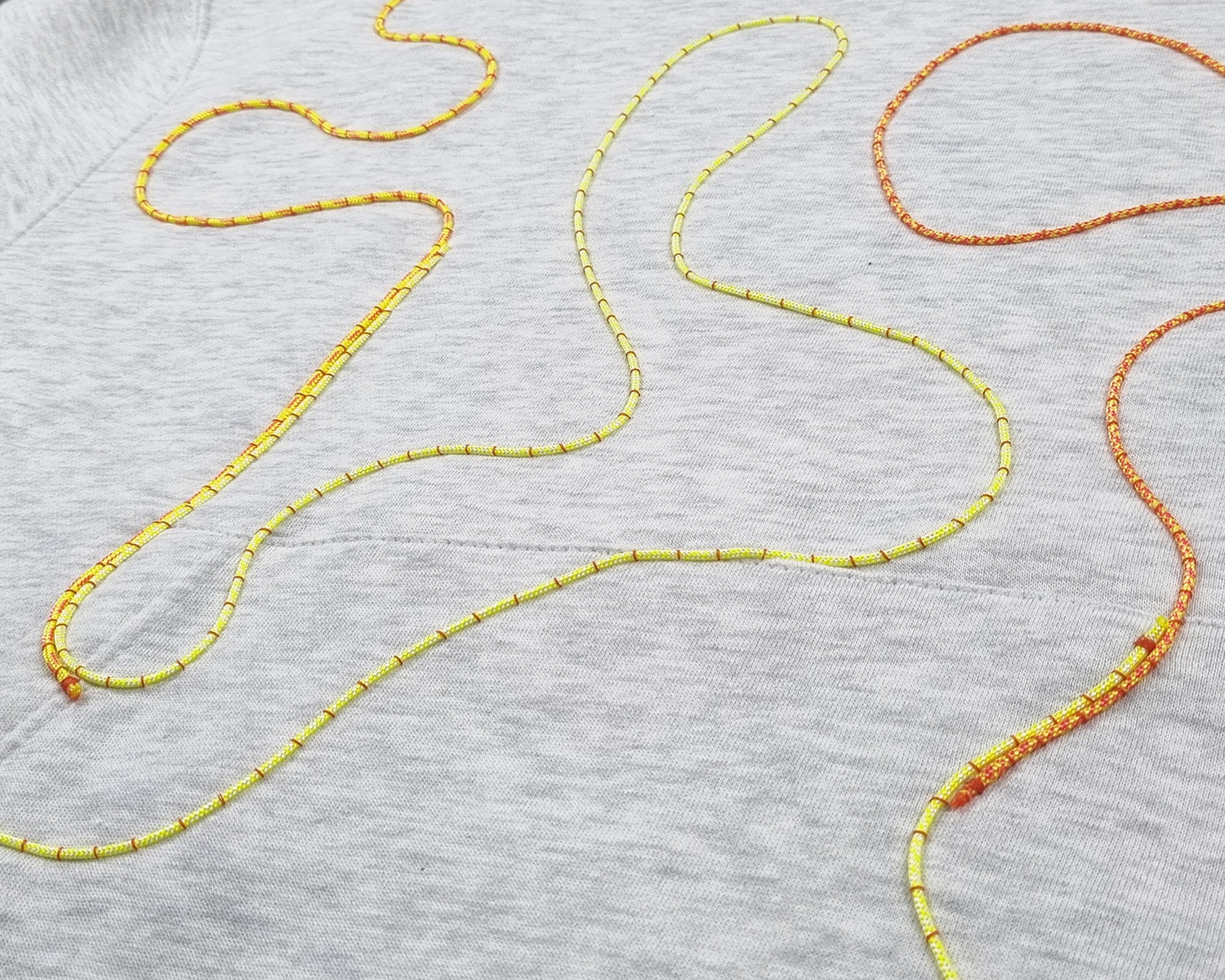 Sweatshirt com capuz cinzento claro mesclado