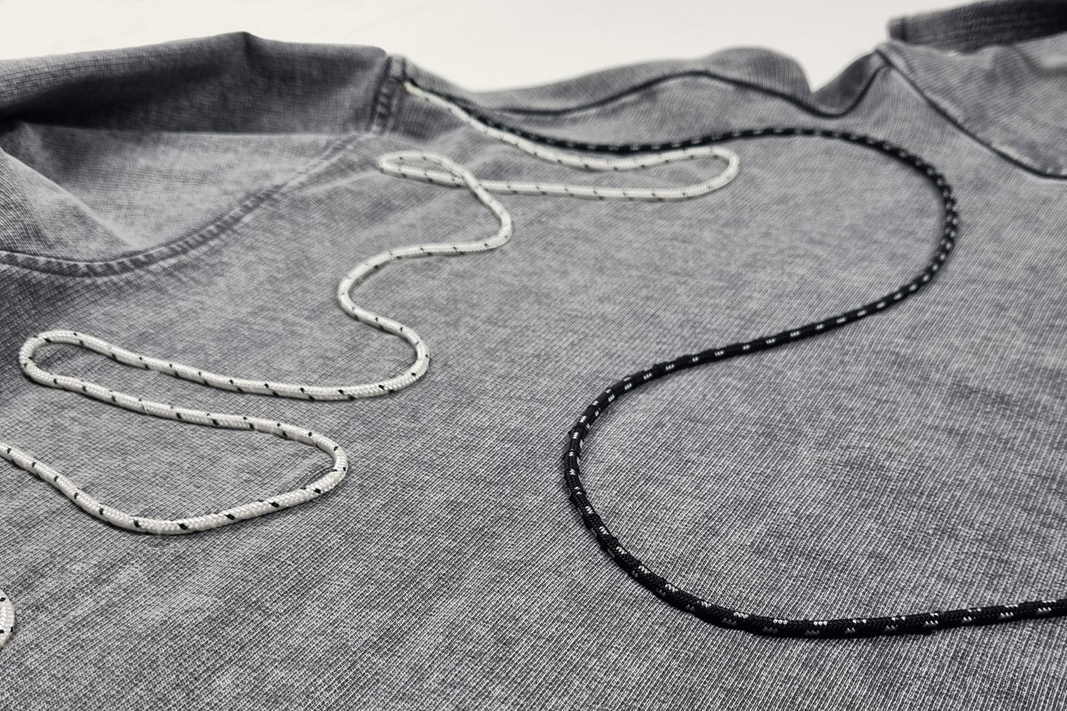 Sweatshirt com capuz cinzento desbotado