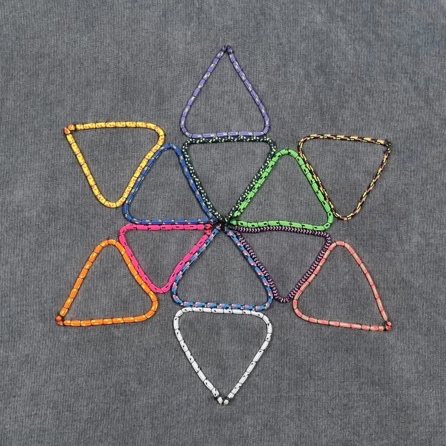 Sweatshirt com capuz cinzento desbotado