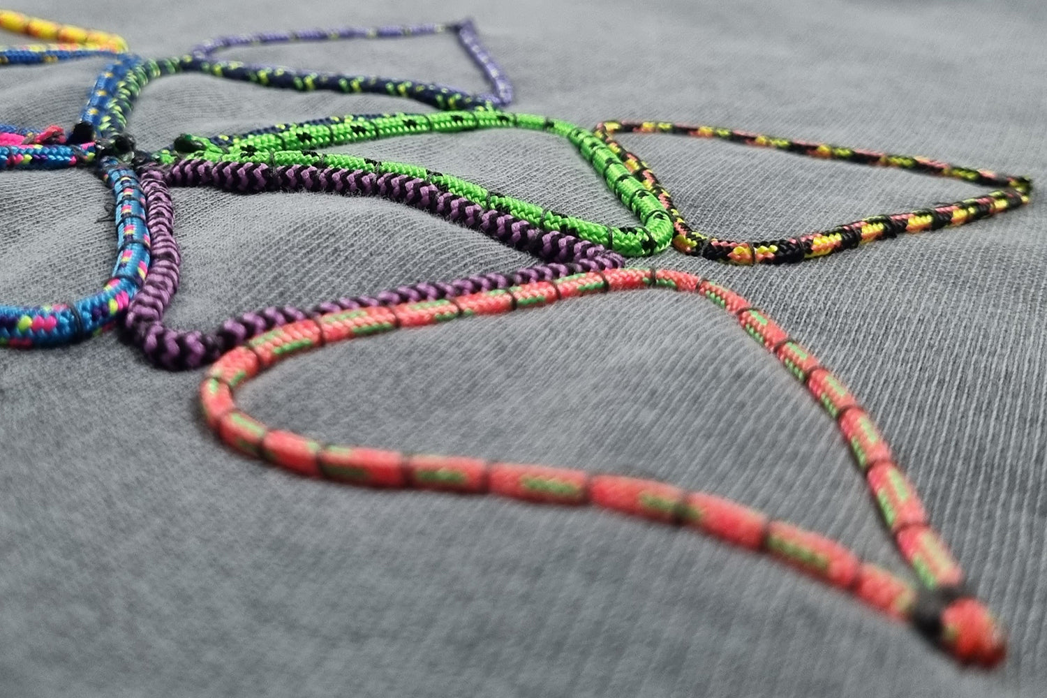 Sweatshirt com capuz cinzento desbotado