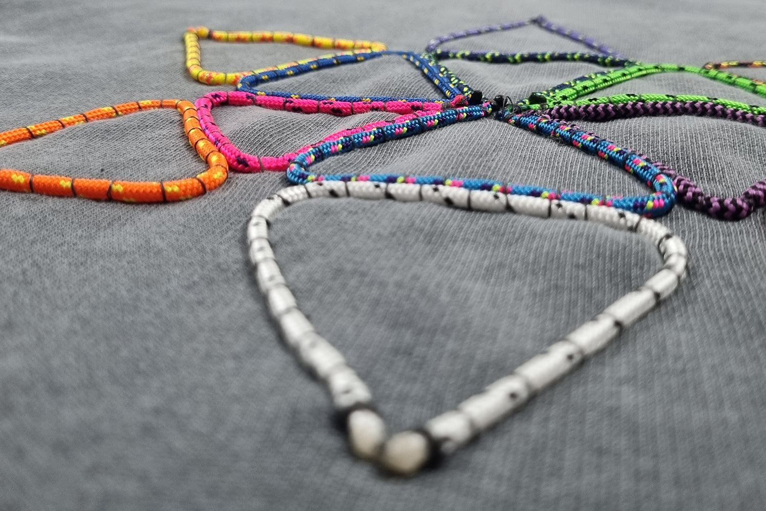 Sweatshirt com capuz cinzento desbotado